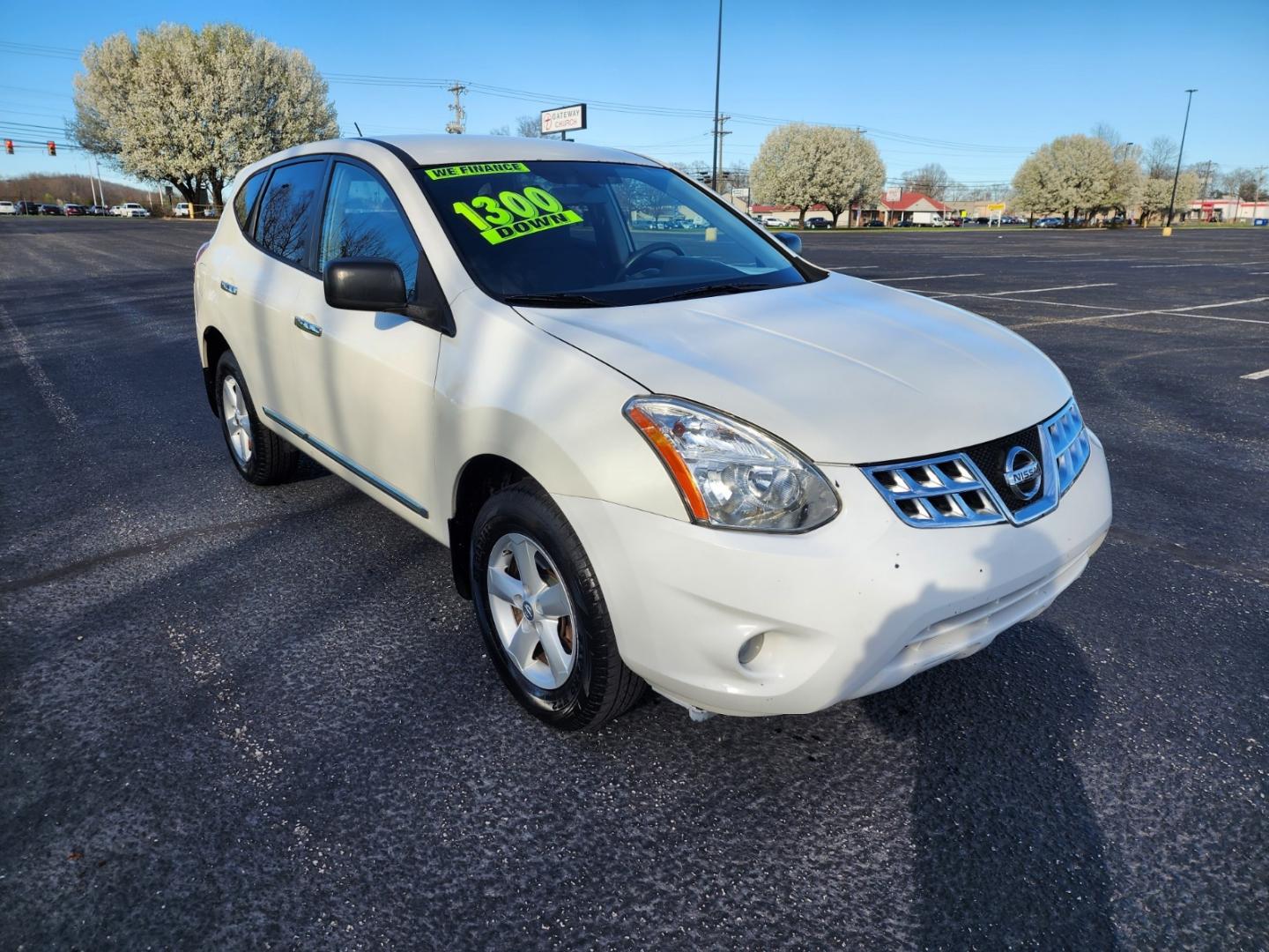 2012 WHITE /Black Nissan Rogue S AWD (JN8AS5MV9CW) with an 2.5L L4 DOHC 16V engine, Continuously Variable Transmission transmission, located at 1221 Madison St., Shelbyville, TN, 37160, (931) 680-9439, 0.000000, 0.000000 - Photo#1